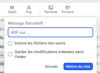 Le formulaire de stash sous le bouton Stash de la barre d’outils, avec le champ de message et les cases Inclure les fichiers non suivis et Garder les modifications indexées dans l'index